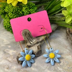 Daisy loop Earrings.